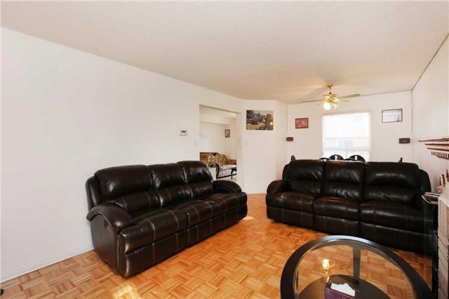 8 Tinsmith St, House detached with 3 bedrooms, 3 bathrooms and 4 parking in Brampton ON | Image 3