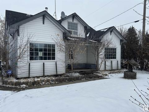 5016 52 Av, House detached with 3 bedrooms, 1 bathrooms and null parking in Warburg AB | Card Image