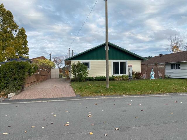 18 Hemlock Pl W, House detached with 2 bedrooms, 1 bathrooms and 3 parking in Elliot Lake ON | Image 1