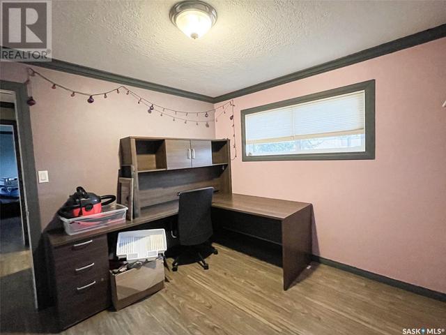 305 1st Street E, House detached with 3 bedrooms, 2 bathrooms and null parking in Meadow Lake SK | Image 11
