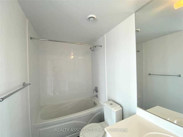 3202 - 832 Bay St, Condo with 2 bedrooms, 2 bathrooms and 1 parking in Toronto ON | Image 9