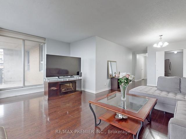 1611 - 40 Panorama Crt, Condo with 3 bedrooms, 2 bathrooms and 1 parking in Toronto ON | Image 2