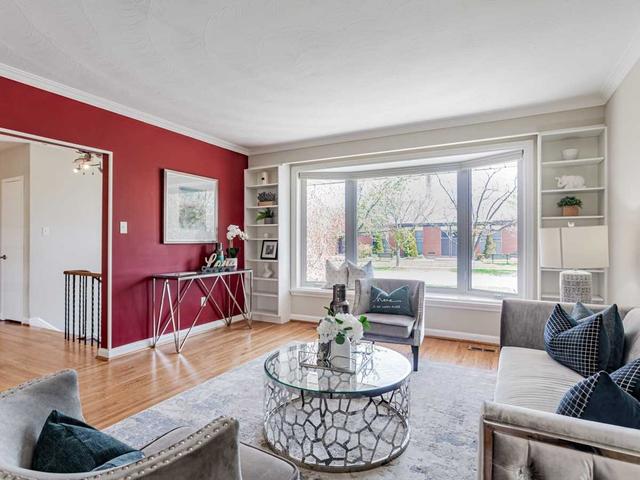 18 Wallingford Rd, House detached with 3 bedrooms, 2 bathrooms and 3 parking in Toronto ON | Image 2