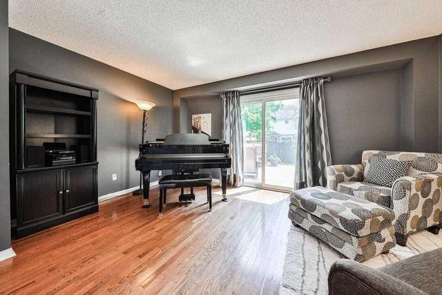 3330 Cardiff Cres, House detached with 3 bedrooms, 2 bathrooms and 3 parking in Burlington ON | Image 3