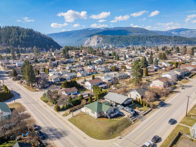 574 7th Avenue, House detached with 3 bedrooms, 2 bathrooms and null parking in Castlegar BC | Image 70