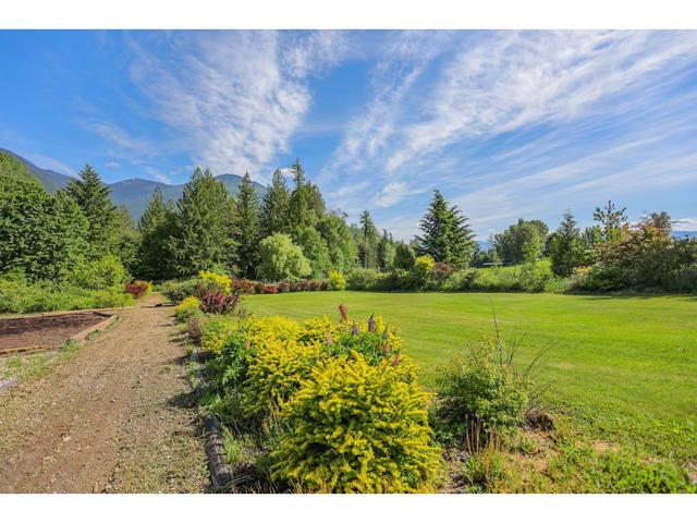 6890 Harrop Procter Road, House detached with 3 bedrooms, 3 bathrooms and 8 parking in Central Kootenay E BC | Image 46