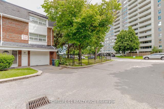 32 Trailridge Cres, Townhouse with 3 bedrooms, 3 bathrooms and 2 parking in Toronto ON | Image 12
