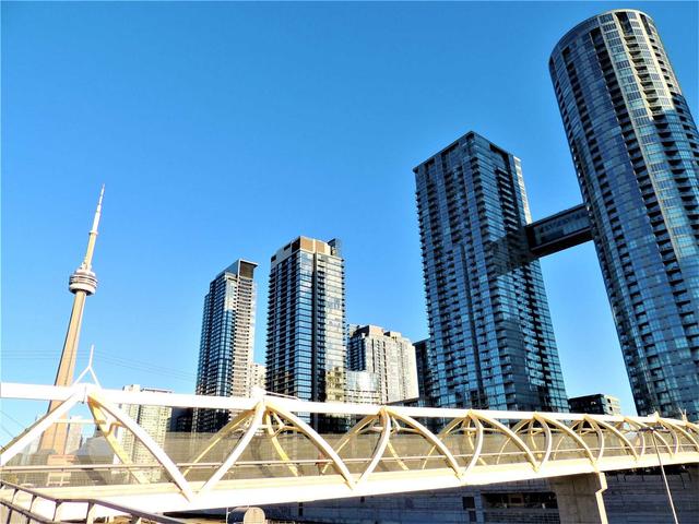 3702 - 15 Iceboat Terr, Condo with 1 bedrooms, 1 bathrooms and 1 parking in Toronto ON | Image 17