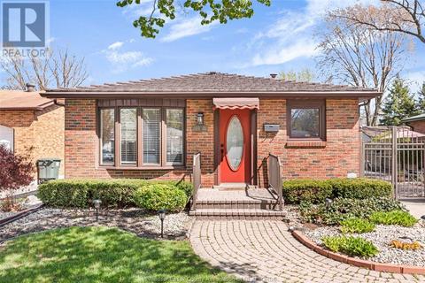 3981 Whitney, House detached with 3 bedrooms, 2 bathrooms and null parking in Windsor ON | Card Image