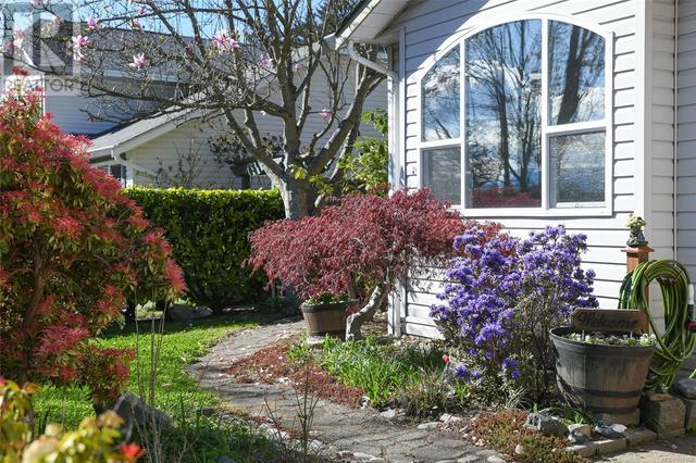 714 Woodland Dr, House detached with 3 bedrooms, 3 bathrooms and 2 parking in Comox BC | Image 2