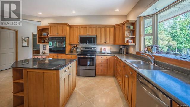 3475 Henry Rd, House detached with 5 bedrooms, 4 bathrooms and 6 parking in North Cowichan BC | Image 5