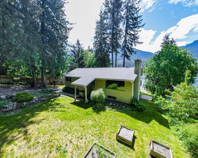 7484 Highway 3a, House detached with 4 bedrooms, 3 bathrooms and null parking in Central Kootenay E BC | Image 16