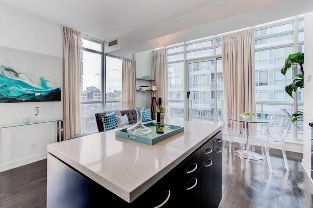 Lph07 - 21 Nelson St, Condo with 1 bedrooms, 2 bathrooms and 1 parking in Toronto ON | Image 2