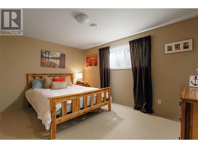 864 Small Court, House detached with 6 bedrooms, 3 bathrooms and 2 parking in Kelowna BC | Image 21
