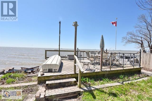 77 Willow Beach Road, House detached with 2 bedrooms, 1 bathrooms and null parking in Amherstburg ON | Image 1
