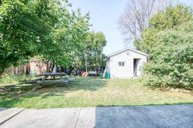 74 Fletcherdon Cres, House detached with 3 bedrooms, 1 bathrooms and 1 parking in Toronto ON | Image 2
