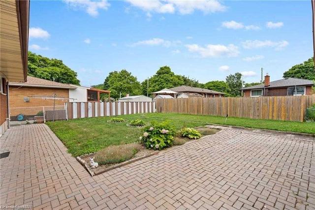 24 Regent Dr, House detached with 3 bedrooms, 1 bathrooms and 5 parking in St. Catharines ON | Image 6