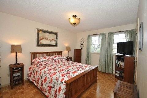 66 Martindale Cres, House detached with 3 bedrooms, 2 bathrooms and 6 parking in Brampton ON | Image 2