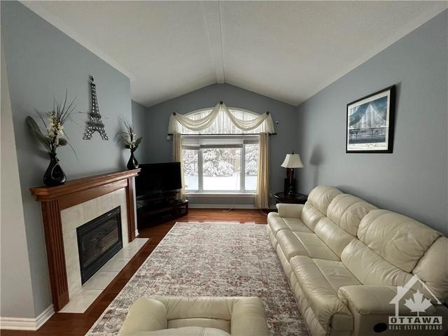 657 Netley Circle, House detached with 3 bedrooms, 2 bathrooms and 4 parking in Ottawa ON | Image 4