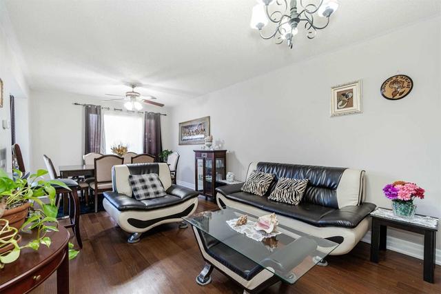 102 Heathcliffe Sq, Townhouse with 3 bedrooms, 4 bathrooms and 2 parking in Brampton ON | Image 2