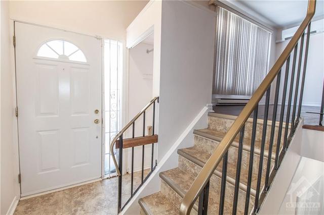 15 Banner Road, Townhouse with 3 bedrooms, 2 bathrooms and 1 parking in Ottawa ON | Image 3