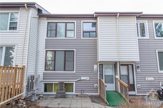 15 Banner Road, Townhouse with 3 bedrooms, 2 bathrooms and 1 parking in Ottawa ON | Image 1