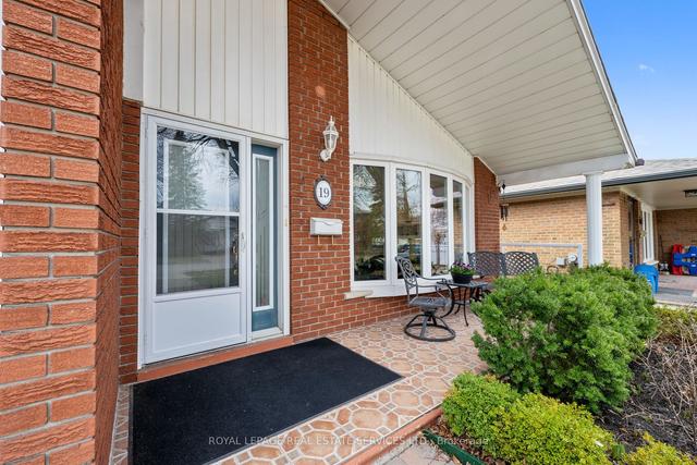 19 Warlingham Crt, House detached with 3 bedrooms, 2 bathrooms and 4 parking in Toronto ON | Image 12