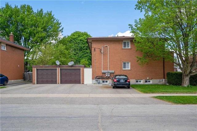 138 Kraft Ave, House detached with 8 bedrooms, 7 bathrooms and 12 parking in Kitchener ON | Image 3