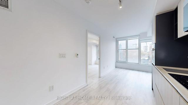 410 - 2 Augusta Ave, Condo with 1 bedrooms, 2 bathrooms and 0 parking in Toronto ON | Image 2