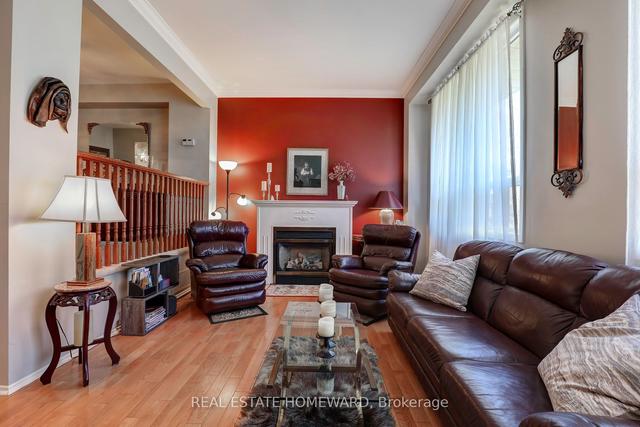 17 Poplar Cres, Townhouse with 3 bedrooms, 2 bathrooms and 3 parking in Aurora ON | Image 2