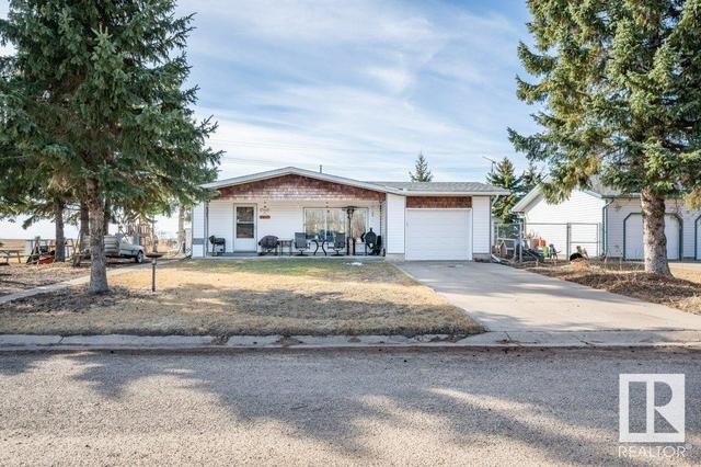 5437 49 Av, House detached with 4 bedrooms, 3 bathrooms and null parking in Andrew AB | Image 1