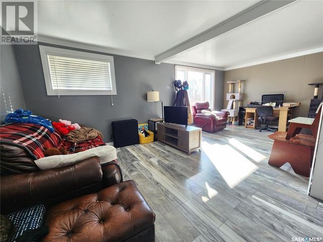 416 Main Street, House detached with 5 bedrooms, 2 bathrooms and null parking in Radville SK | Image 3