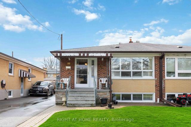 31 Cameo Cres, House semidetached with 3 bedrooms, 2 bathrooms and 4 parking in Toronto ON | Image 1