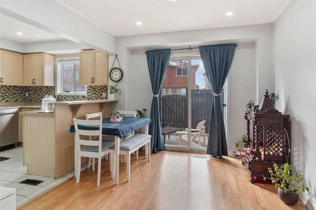 34 Brisbane Crt, Townhouse with 3 bedrooms, 3 bathrooms and 2 parking in Brampton ON | Image 3
