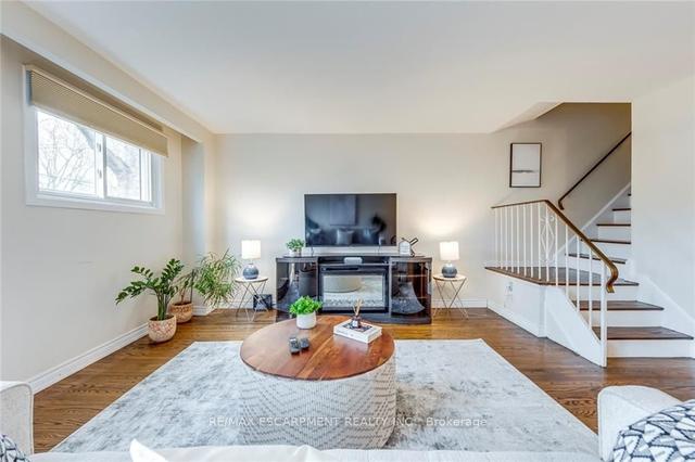 629 Francis Rd, Townhouse with 3 bedrooms, 2 bathrooms and 1 parking in Burlington ON | Image 6