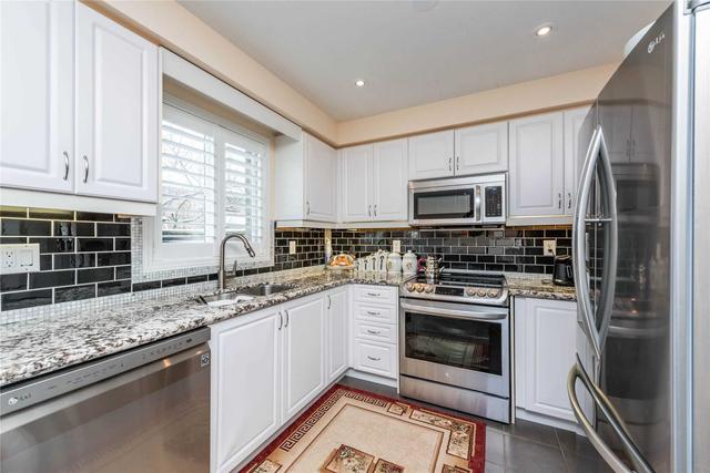 59 Manordale Cres, House semidetached with 3 bedrooms, 4 bathrooms and 4 parking in Vaughan ON | Image 3