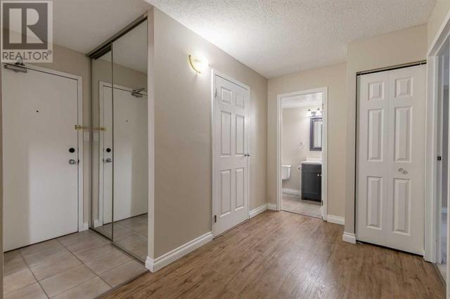 111, - 5 Berkeley Place W, Condo with 2 bedrooms, 1 bathrooms and 1 parking in Lethbridge AB | Image 5