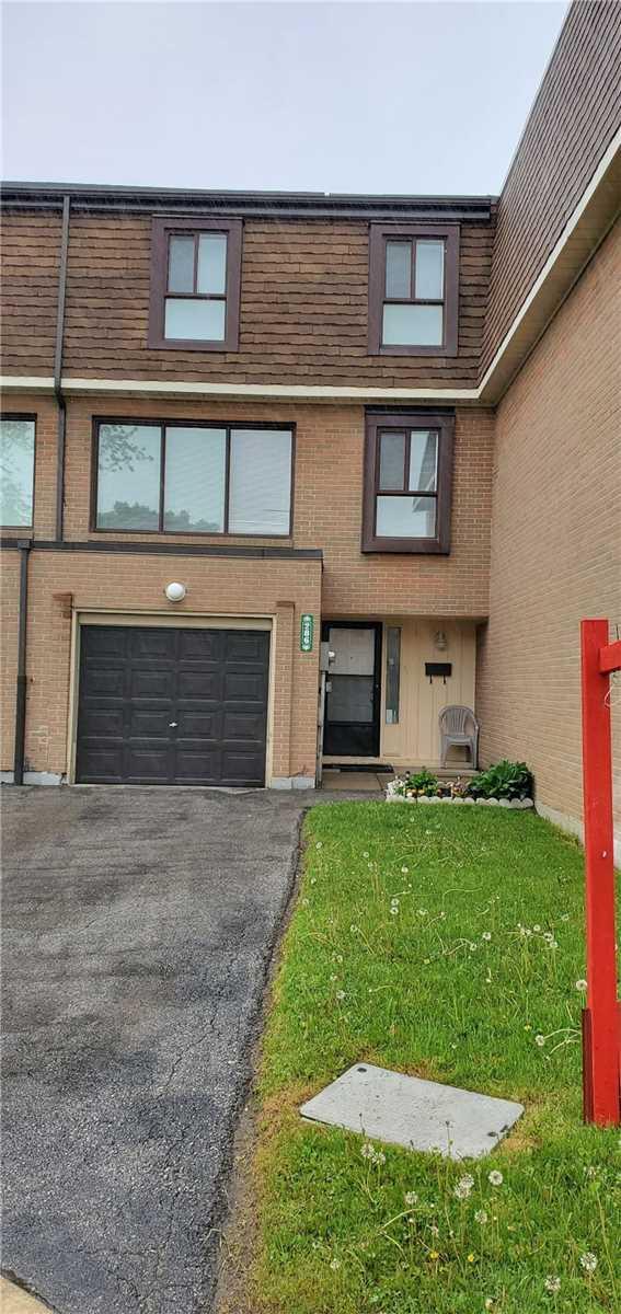 286 Fleetwood Cres, Townhouse with 4 bedrooms, 3 bathrooms and 1 parking in Brampton ON | Image 1