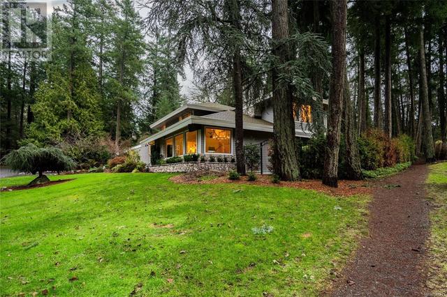 991 Lohbrunner Rd W, House detached with 4 bedrooms, 3 bathrooms and 4 parking in Saanich BC | Image 54