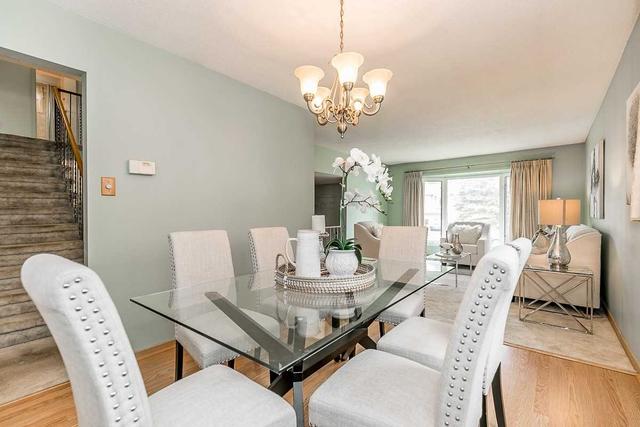 112 Eastman Cres, House detached with 3 bedrooms, 3 bathrooms and 4 parking in Newmarket ON | Image 2