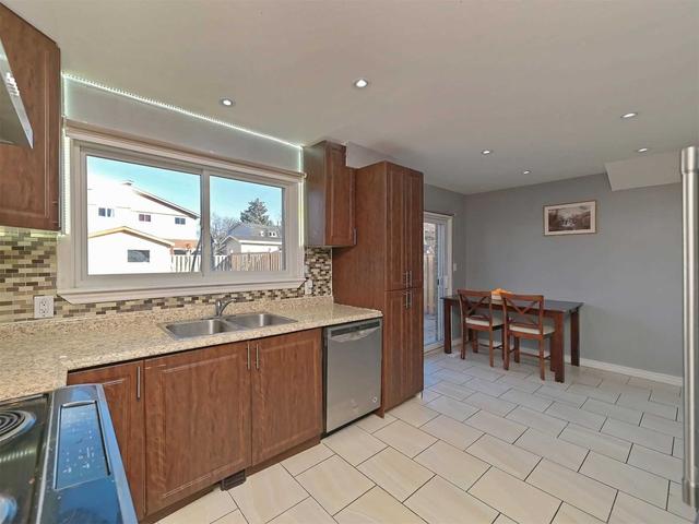162 Hansen Rd N, House semidetached with 3 bedrooms, 4 bathrooms and 5 parking in Brampton ON | Image 4