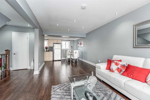 82 Enmount Dr, Townhouse with 3 bedrooms, 2 bathrooms and 2 parking in Brampton ON | Image 3