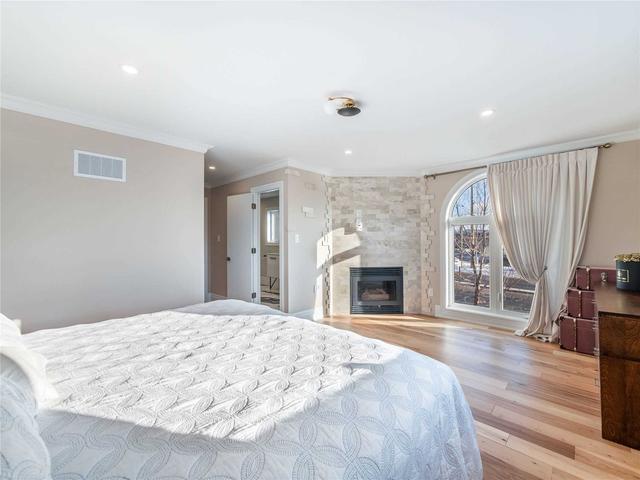 1 Sherwood Park Dr, House attached with 3 bedrooms, 4 bathrooms and 4 parking in Vaughan ON | Image 3