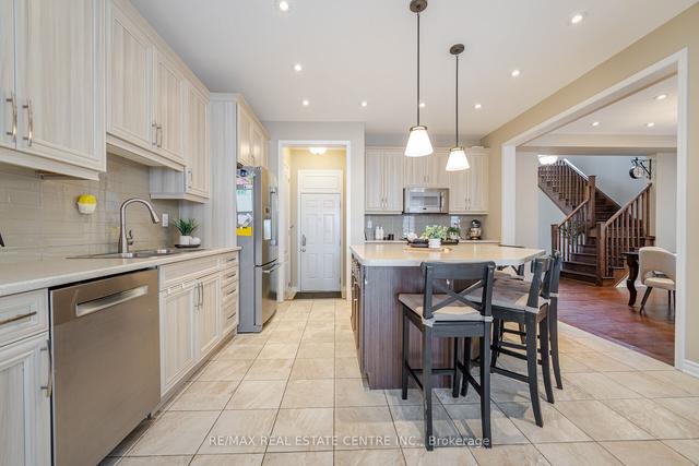 1039 Biason Circ, House detached with 4 bedrooms, 3 bathrooms and 4 parking in Milton ON | Image 4