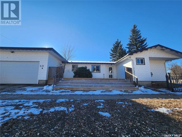 601 Centre Street, House detached with 4 bedrooms, 3 bathrooms and null parking in Assiniboia SK | Image 1