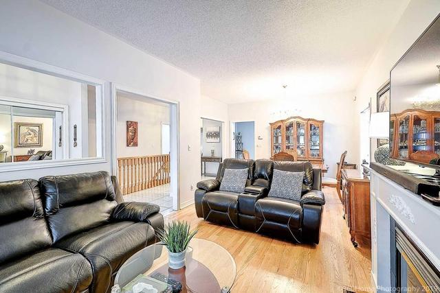 37 Golf Links Dr, Condo with 2 bedrooms, 3 bathrooms and 2 parking in Brampton ON | Image 4