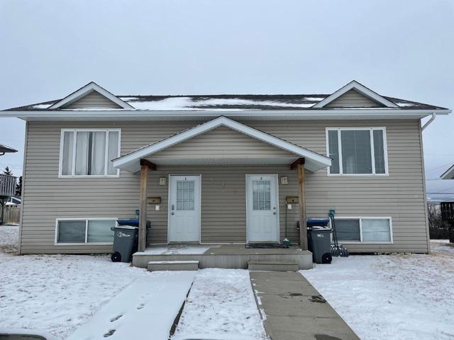 517 99 Avenue, House detached with 6 bedrooms, 2 bathrooms and 1 parking in Dawson Creek BC | Image 1