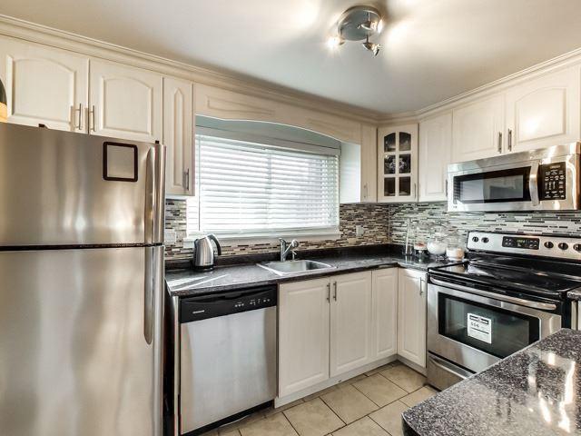 81 Darras Crt, Townhouse with 3 bedrooms, 2 bathrooms and 2 parking in Brampton ON | Image 9