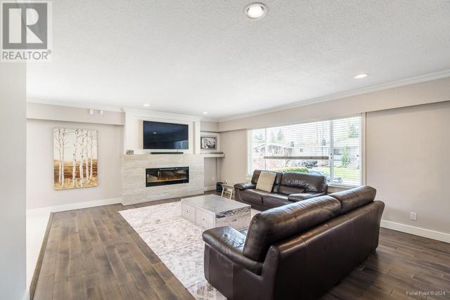 3956 Sefton Street, House detached with 4 bedrooms, 3 bathrooms and 4 parking in Port Coquitlam BC | Image 3