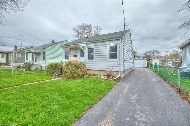 15 Hilda Street, House detached with 2 bedrooms, 1 bathrooms and 4 parking in St. Catharines ON | Image 1